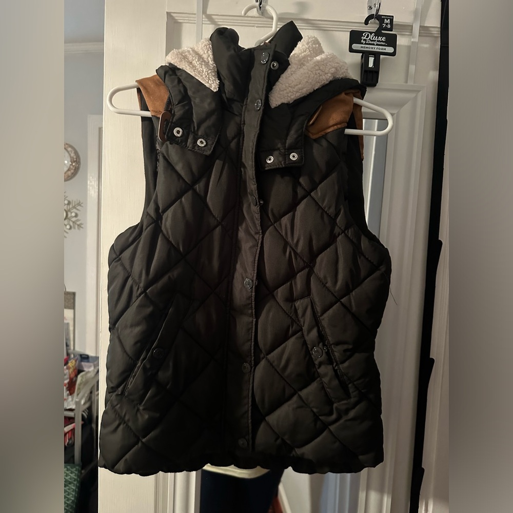 H&M Puffy Fleece Removable Hood Shoulder Pads Army Green Jacket Vest Women’s 6 M